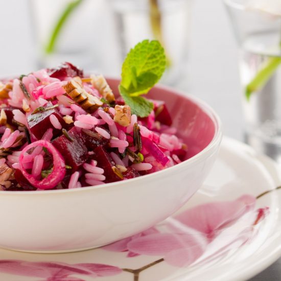 Salată de sfeclă roșie și orez cu legume
